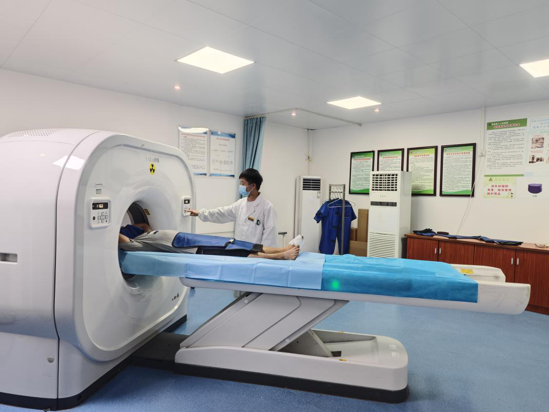 玉林市容县黎村镇中心卫生院为患者开展CT检查.png